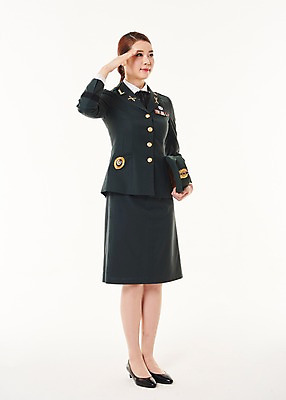 포토 JPG 스튜디오촬영 전신 응시 여자 한명 서기 20대 성인 옆모습 군인 한국인 군복 경례 여군 성인여자한명만 국내포토 직업 1 시선 뷰포인트 유니폼 모션 실내 사람 동양인 청년 인사 국군 여자한명만 성인여자만 파일형식