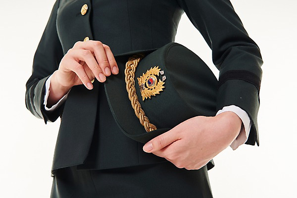 포토 JPG 스튜디오촬영 여자 한명 서기 들기 상반신 20대 성인 옆모습 군인 한국인 군복 군모 여군 성인여자한명만 국내포토 직업 1 뷰포인트 유니폼 모션 실내 사람 동양인 청년 군용 국군 여자한명만 성인여자만 파일형식