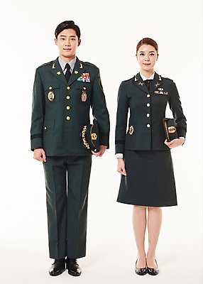 포토 JPG 스튜디오촬영 전신 여자 남자 서기 미소 20대 성인 두명 앞모습 군인 한국인 군복 여군 성인만 국내포토 직업 뷰포인트 유니폼 모션 실내 표정 사람 동양인 청년 국군 파일형식