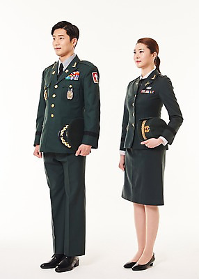 포토 JPG 스튜디오촬영 전신 응시 여자 남자 서기 20대 성인 두명 옆모습 군인 한국인 군복 여군 성인만 국내포토 직업 시선 뷰포인트 유니폼 모션 실내 사람 동양인 청년 국군 파일형식