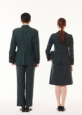 포토 JPG 스튜디오촬영 전신 여자 남자 서기 20대 성인 두명 뒷모습 군인 한국인 군복 여군 성인만 국내포토 직업 뷰포인트 유니폼 모션 실내 사람 동양인 청년 국군 파일형식
