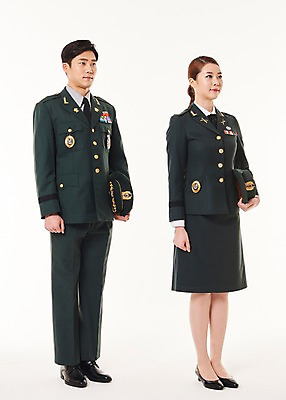 포토 JPG 스튜디오촬영 전신 응시 여자 남자 서기 20대 성인 두명 옆모습 군인 한국인 군복 여군 성인만 국내포토 직업 시선 뷰포인트 유니폼 모션 실내 사람 동양인 청년 국군 파일형식