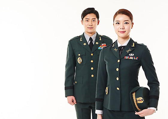 포토 JPG 스튜디오촬영 여자 남자 서기 미소 상반신 20대 성인 두명 앞모습 군인 한국인 군복 여군 성인만 국내포토 직업 뷰포인트 유니폼 모션 실내 표정 사람 동양인 청년 국군 파일형식