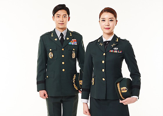 포토 JPG 스튜디오촬영 여자 남자 실내 서기 미소 상반신 20대 성인 두명 앞모습 군인 한국인 군복 여군 성인만 국내포토 직업 뷰포인트 유니폼 모션 표정 사람 동양인 청년 내부 국군 파일형식