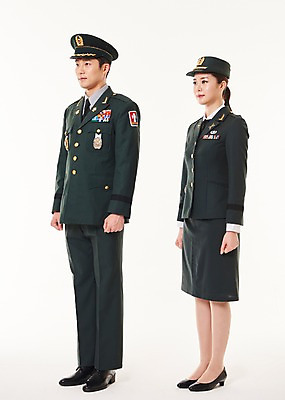 포토 JPG 스튜디오촬영 전신 응시 여자 남자 실내 서기 20대 성인 두명 옆모습 군인 한국인 군복 여군 성인만 국내포토 직업 시선 뷰포인트 유니폼 모션 사람 동양인 청년 내부 국군 파일형식