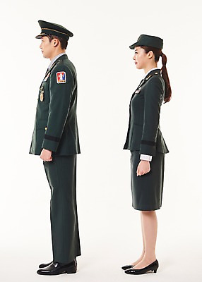 포토 JPG 스튜디오촬영 전신 응시 여자 남자 실내 서기 20대 성인 두명 옆모습 군인 한국인 군복 여군 성인만 국내포토 직업 시선 뷰포인트 유니폼 모션 사람 동양인 청년 내부 국군 파일형식
