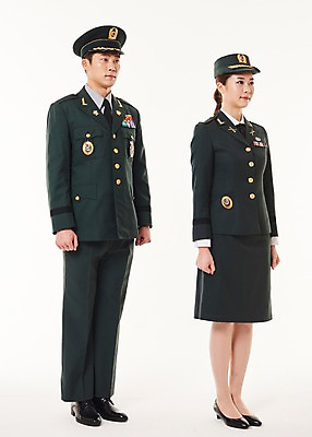 포토 JPG 스튜디오촬영 전신 응시 여자 남자 실내 서기 20대 성인 두명 옆모습 군인 한국인 군복 여군 성인만 국내포토 직업 시선 뷰포인트 유니폼 모션 사람 동양인 청년 내부 국군 파일형식