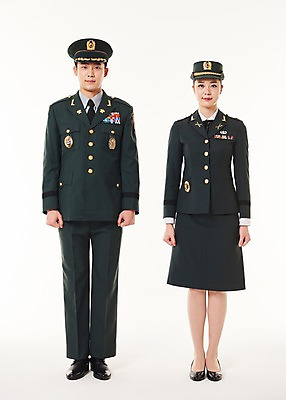 포토 JPG 스튜디오촬영 전신 여자 남자 실내 서기 20대 성인 두명 앞모습 군인 한국인 군복 여군 성인만 국내포토 직업 뷰포인트 유니폼 모션 사람 동양인 청년 내부 국군 파일형식