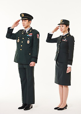 포토 JPG 스튜디오촬영 전신 응시 여자 남자 실내 서기 미소 20대 성인 두명 옆모습 군인 한국인 군복 경례 여군 성인만 국내포토 직업 시선 뷰포인트 유니폼 모션 표정 사람 동양인 청년 내부 인사 국군 파일형식