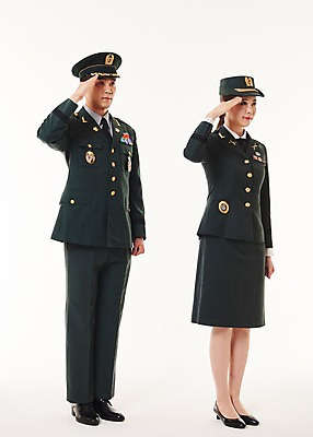 포토 JPG 스튜디오촬영 전신 응시 여자 남자 실내 서기 20대 성인 두명 옆모습 군인 한국인 군복 경례 여군 성인만 국내포토 직업 시선 뷰포인트 유니폼 모션 사람 동양인 청년 내부 인사 국군 파일형식