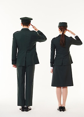 포토 JPG 스튜디오촬영 전신 여자 남자 실내 서기 20대 성인 두명 뒷모습 군인 한국인 군복 경례 여군 성인만 국내포토 직업 뷰포인트 유니폼 모션 사람 동양인 청년 내부 인사 국군 파일형식