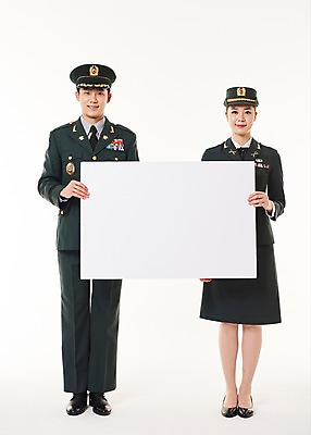 포토 JPG 스튜디오촬영 전신 배너 여자 남자 사각프레임 광고판 알림판 실내 서기 미소 들기 20대 성인 두명 앞모습 군인 한국인 군복 여군 성인만 국내포토 직업 뷰포인트 유니폼 모션 프레임 표정 사람 동양인 청년 내부 사각형 판 국군 파일형식