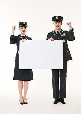 포토 JPG 스튜디오촬영 전신 배너 여자 남자 사각프레임 광고판 알림판 실내 서기 미소 들기 20대 성인 두명 앞모습 파이팅 군인 한국인 군복 여군 성인만 국내포토 직업 뷰포인트 유니폼 모션 프레임 표정 사람 동양인 청년 내부 사각형 판 국군 파일형식