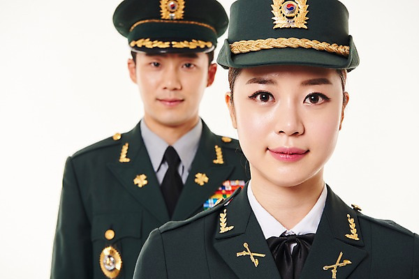 포토 JPG 스튜디오촬영 여자 남자 실내 서기 미소 상반신 20대 성인 두명 앞모습 군인 한국인 군복 여군 성인만 국내포토 직업 뷰포인트 유니폼 모션 표정 사람 동양인 청년 내부 국군 파일형식