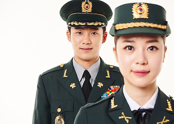 포토 JPG 스튜디오촬영 여자 남자 실내 서기 상반신 20대 성인 두명 앞모습 군인 한국인 군복 여군 성인만 국내포토 직업 뷰포인트 유니폼 모션 사람 동양인 청년 내부 국군 파일형식