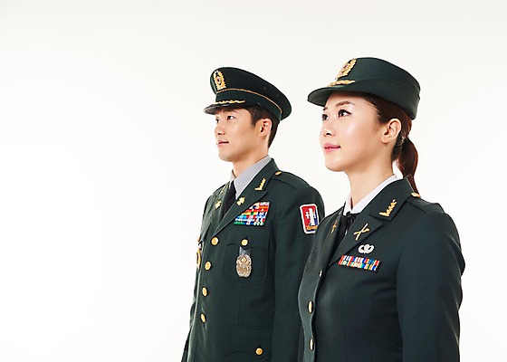 포토 JPG 스튜디오촬영 응시 여자 남자 실내 서기 상반신 20대 성인 두명 옆모습 군인 한국인 군복 여군 성인만 국내포토 직업 시선 뷰포인트 유니폼 모션 사람 동양인 청년 내부 국군 파일형식