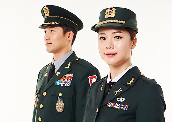 포토 JPG 스튜디오촬영 응시 여자 남자 실내 서기 상반신 20대 성인 두명 옆모습 군인 한국인 군복 여군 성인만 국내포토 직업 시선 뷰포인트 유니폼 모션 사람 동양인 청년 내부 국군 파일형식