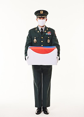 포토 JPG 스튜디오촬영 전신 남자 실내 한명 서기 20대 성인 앞모습 군인 한국인 태극기 군복 희생 현충일 애국심 유골함 성인남자한명만 국내포토 직업 1 기념일 뷰포인트 유니폼 모션 사람 동양인 청년 내부 국기 장례 국군 남자한명만 성인남자만 파일형식 호국보훈의달