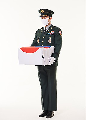 포토 JPG 스튜디오촬영 전신 응시 남자 실내 한명 서기 20대 성인 옆모습 군인 한국인 태극기 군복 희생 현충일 애국심 유골함 성인남자한명만 국내포토 직업 1 시선 기념일 뷰포인트 유니폼 모션 사람 동양인 청년 내부 국기 장례 국군 남자한명만 성인남자만 파일형식 호국보훈의달