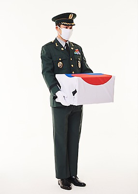 포토 JPG 스튜디오촬영 전신 응시 남자 실내 한명 서기 20대 성인 옆모습 군인 한국인 태극기 군복 희생 현충일 애국심 유골함 성인남자한명만 국내포토 직업 1 시선 기념일 뷰포인트 유니폼 모션 사람 동양인 청년 내부 국기 장례 국군 남자한명만 성인남자만 파일형식 호국보훈의달