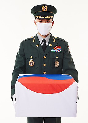 포토 JPG 스튜디오촬영 남자 실내 한명 서기 상반신 20대 성인 앞모습 군인 한국인 태극기 군복 희생 현충일 애국심 유골함 성인남자한명만 국내포토 직업 1 기념일 뷰포인트 유니폼 모션 사람 동양인 청년 내부 국기 장례 국군 남자한명만 성인남자만 파일형식 호국보훈의달