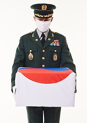 포토 JPG 스튜디오촬영 남자 실내 한명 서기 상반신 20대 성인 앞모습 군인 한국인 태극기 군복 희생 현충일 애국심 유골함 성인남자한명만 국내포토 직업 1 기념일 뷰포인트 유니폼 모션 사람 동양인 청년 내부 국기 장례 국군 남자한명만 성인남자만 파일형식 호국보훈의달