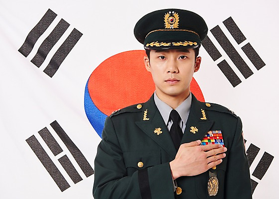 포토 JPG 스튜디오촬영 남자 실내 한명 서기 상반신 20대 성인 앞모습 군인 한국인 태극기 군복 애국심 국기에대한경례 성인남자한명만 국내포토 직업 1 뷰포인트 유니폼 모션 사람 동양인 청년 내부 국기 경례 국군 남자한명만 성인남자만 파일형식