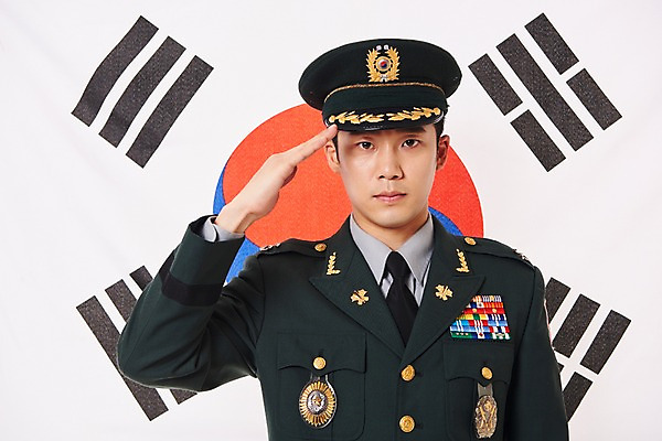 포토 JPG 스튜디오촬영 남자 실내 한명 서기 상반신 20대 성인 앞모습 군인 한국인 태극기 군복 경례 애국심 성인남자한명만 국내포토 직업 1 뷰포인트 유니폼 모션 사람 동양인 청년 내부 인사 국기 국군 남자한명만 성인남자만 파일형식