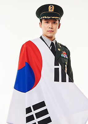 포토 JPG 스튜디오촬영 응시 남자 실내 한명 서기 상반신 20대 성인 옆모습 군인 한국인 태극기 군복 애국심 성인남자한명만 국내포토 직업 1 시선 뷰포인트 유니폼 모션 사람 동양인 청년 내부 국기 국군 남자한명만 성인남자만 파일형식