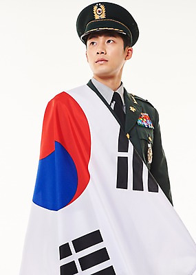 포토 JPG 스튜디오촬영 응시 남자 실내 한명 서기 상반신 20대 성인 옆모습 군인 한국인 태극기 군복 애국심 성인남자한명만 국내포토 직업 1 시선 뷰포인트 유니폼 모션 사람 동양인 청년 내부 국기 국군 남자한명만 성인남자만 파일형식