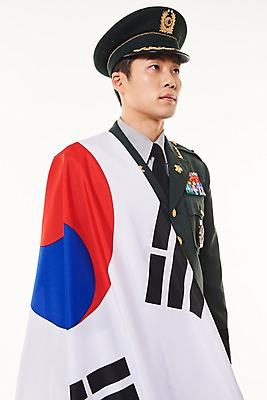 포토 JPG 스튜디오촬영 응시 남자 실내 한명 서기 상반신 20대 성인 옆모습 군인 한국인 태극기 군복 애국심 성인남자한명만 국내포토 직업 1 시선 뷰포인트 유니폼 모션 사람 동양인 청년 내부 국기 국군 남자한명만 성인남자만 파일형식