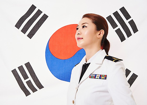 포토 JPG 스튜디오촬영 응시 여자 실내 한명 서기 상반신 20대 성인 옆모습 한국인 태극기 해군 애국심 여군 해군복 성인여자한명만 국내포토 1 시선 뷰포인트 모션 군대 사람 동양인 청년 내부 군인 국기 군복 여자한명만 성인여자만 파일형식