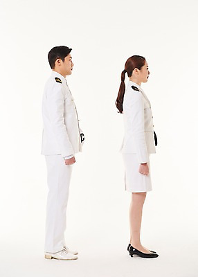 포토 JPG 스튜디오촬영 전신 응시 여자 남자 실내 서기 20대 성인 두명 옆모습 한국인 해군 여군 해군복 성인만 국내포토 시선 뷰포인트 모션 군대 사람 동양인 청년 내부 군인 군복 파일형식