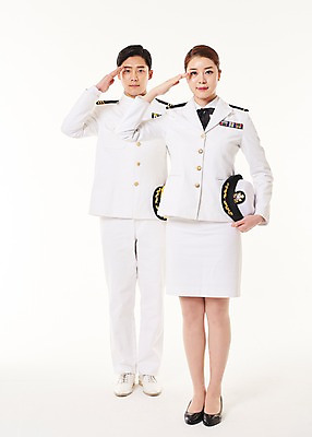 포토 JPG 스튜디오촬영 전신 여자 남자 실내 서기 20대 성인 두명 앞모습 한국인 해군 경례 여군 해군복 성인만 국내포토 뷰포인트 모션 군대 사람 동양인 청년 내부 군인 인사 군복 파일형식