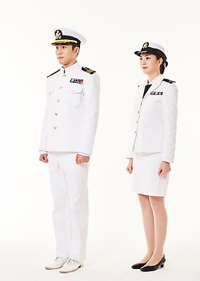 포토 JPG 스튜디오촬영 전신 응시 여자 남자 실내 서기 20대 성인 두명 옆모습 한국인 해군 여군 해군복 성인만 국내포토 시선 뷰포인트 모션 군대 사람 동양인 청년 내부 군인 군복 파일형식