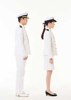 포토 JPG 스튜디오촬영 전신 응시 여자 남자 실내 서기 20대 성인 두명 옆모습 한국인 해군 여군 해군복 성인만 국내포토 시선 뷰포인트 모션 군대 사람 동양인 청년 내부 군인 군복 파일형식