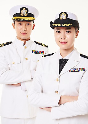 포토 JPG 스튜디오촬영 여자 남자 실내 서기 미소 상반신 20대 성인 두명 앞모습 팔짱 한국인 해군 여군 해군복 성인만 국내포토 뷰포인트 모션 군대 표정 사람 동양인 청년 내부 군인 군복 파일형식