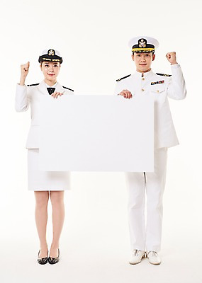 포토 JPG 스튜디오촬영 전신 배너 여자 남자 사각프레임 광고판 알림판 실내 서기 미소 들기 20대 성인 두명 앞모습 파이팅 한국인 해군 여군 해군복 성인만 국내포토 뷰포인트 모션 군대 프레임 표정 사람 동양인 청년 내부 사각형 군인 군복 판 파일형식
