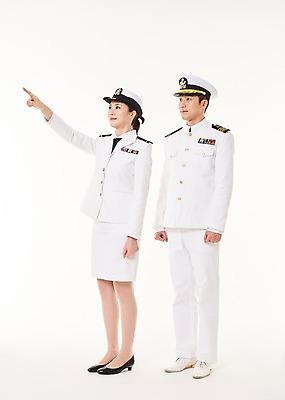 포토 JPG 스튜디오촬영 전신 응시 여자 남자 실내 서기 20대 성인 두명 옆모습 한국인 가리킴 해군 여군 해군복 성인만 국내포토 시선 뷰포인트 모션 군대 사람 동양인 손짓 청년 내부 군인 군복 파일형식