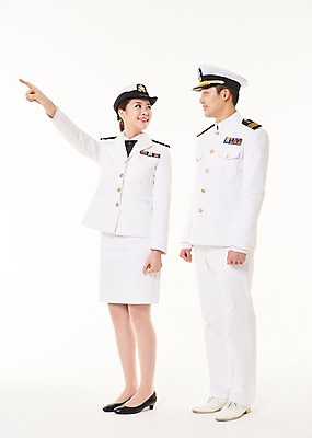포토 JPG 스튜디오촬영 전신 응시 여자 남자 실내 서기 미소 20대 성인 두명 옆모습 마주보기 한국인 가리킴 해군 여군 해군복 성인만 국내포토 시선 뷰포인트 모션 군대 표정 사람 동양인 손짓 청년 내부 군인 군복 파일형식