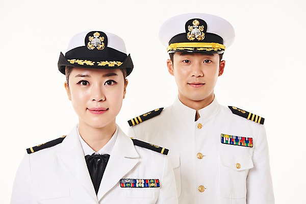 포토 JPG 스튜디오촬영 여자 남자 실내 서기 상반신 20대 성인 두명 앞모습 한국인 해군 여군 해군복 성인만 국내포토 뷰포인트 모션 군대 사람 동양인 청년 내부 군인 군복 파일형식