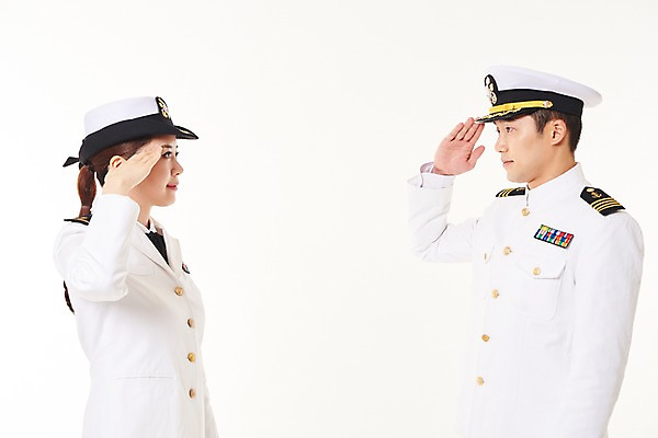 포토 JPG 스튜디오촬영 응시 여자 남자 실내 서기 미소 상반신 20대 성인 두명 옆모습 마주보기 한국인 해군 경례 여군 해군복 성인만 국내포토 시선 뷰포인트 모션 군대 표정 사람 동양인 청년 내부 군인 인사 군복 파일형식