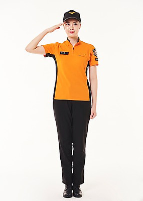 포토 JPG 스튜디오촬영 전신 여자 실내 한명 서기 20대 성인 앞모습 한국인 소방관 경례 119 성인여자한명만 국내포토 1 뷰포인트 모션 사람 동양인 청년 내부 인사 구조원 소방 전화번호 여자한명만 성인여자만 파일형식 직업 인종 예절 여자만 성인만