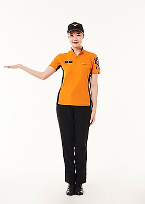 포토 JPG 스튜디오촬영 전신 여자 안내 실내 한명 서기 미소 손짓 20대 성인 앞모습 한국인 소방관 119 성인여자한명만 국내포토 1 뷰포인트 모션 표정 사람 동양인 청년 내부 구조원 소방 전화번호 여자한명만 성인여자만 파일형식 직업 인종 여자만 성인만
