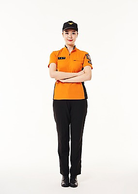 포토 JPG 스튜디오촬영 전신 여자 실내 한명 서기 미소 20대 성인 앞모습 팔짱 한국인 소방관 119 성인여자한명만 국내포토 1 뷰포인트 모션 표정 사람 동양인 청년 내부 구조원 소방 전화번호 여자한명만 성인여자만 파일형식