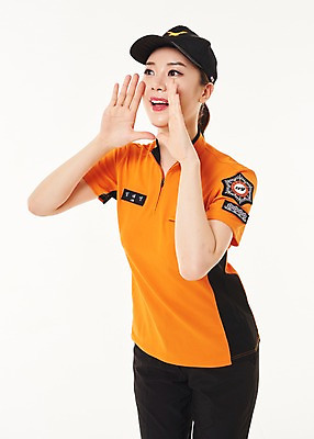 포토 JPG 스튜디오촬영 여자 실내 한명 서기 손짓 상반신 20대 성인 앞모습 외침 한국인 소방관 119 성인여자한명만 국내포토 1 뷰포인트 모션 사람 동양인 청년 내부 소리 구조원 소방 전화번호 여자한명만 성인여자만 파일형식 직업 인종 여자만 성인만