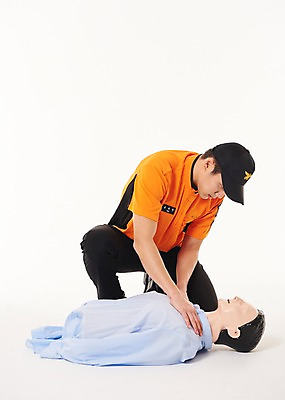 포토 JPG 스튜디오촬영 전신 남자 실내 한명 앉기 20대 성인 앞모습 한국인 소방관 119 심폐소생술 성인남자한명만 국내포토 1 뷰포인트 모션 사람 동양인 청년 내부 구조원 소방 전화번호 남자한명만 성인남자만 파일형식