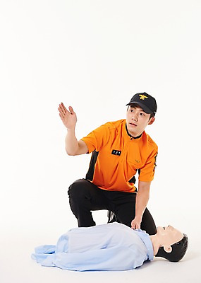 포토 JPG 스튜디오촬영 전신 남자 실내 한명 앉기 손짓 20대 성인 앞모습 한국인 도움 소방관 119 심폐소생술 성인남자한명만 국내포토 1 뷰포인트 컨셉 모션 사람 동양인 청년 내부 구조원 소방 전화번호 남자한명만 성인남자만 파일형식