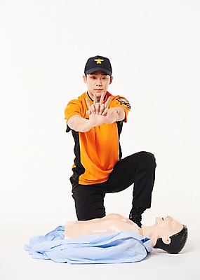 포토 JPG 스튜디오촬영 전신 남자 실내 한명 앉기 손짓 20대 성인 앞모습 한국인 소방관 119 심폐소생술 성인남자한명만 국내포토 1 뷰포인트 모션 사람 동양인 청년 내부 구조원 소방 전화번호 남자한명만 성인남자만 파일형식