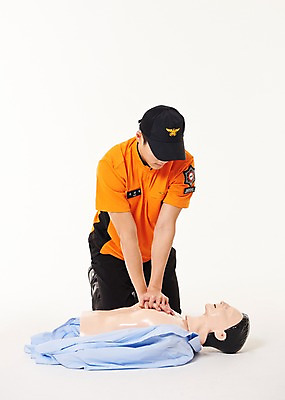 포토 JPG 스튜디오촬영 전신 남자 실내 한명 앉기 20대 성인 앞모습 한국인 소방관 119 심폐소생술 성인남자한명만 국내포토 1 뷰포인트 모션 사람 동양인 청년 내부 구조원 소방 전화번호 남자한명만 성인남자만 파일형식